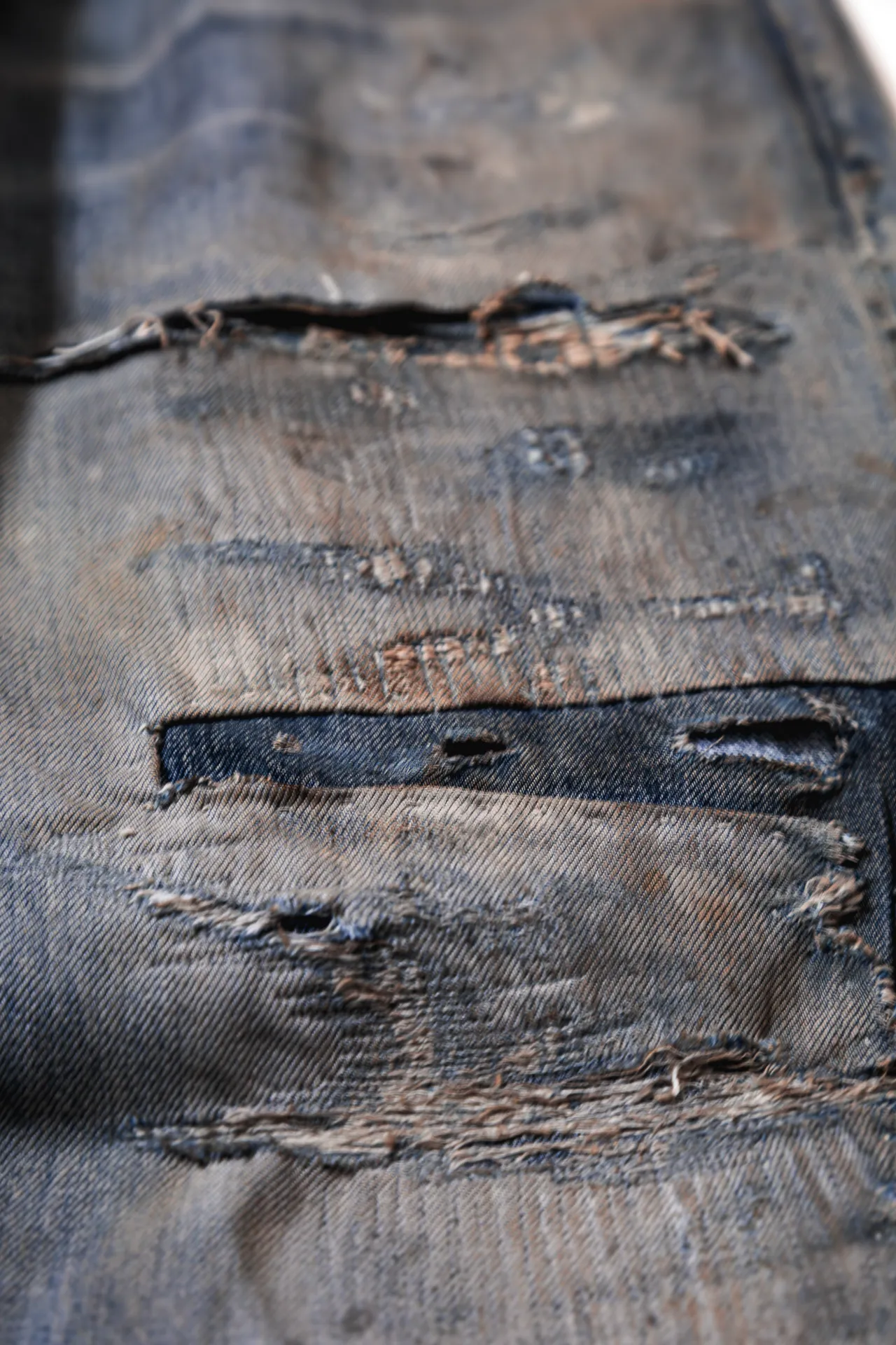 岡山のデニム加工会社 ダメージパンツ　アップ